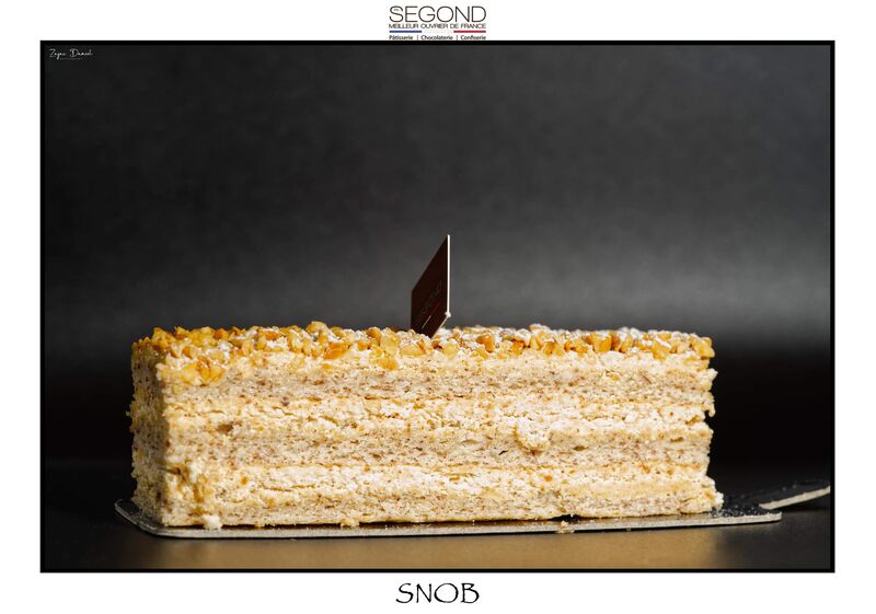 Snob / Biscuit amandes brutes, praliné et concassé de nougatine.