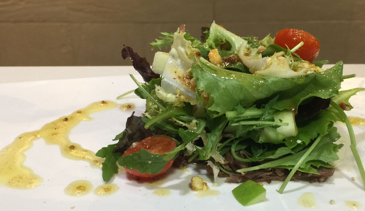 Ensalada con confit de pato, aguacate y vinagreta de mostaza 