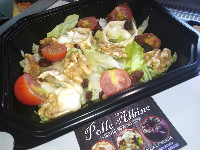 Ensalada rulo de cabra, tomate cherry, nueces, pasas ?❤️