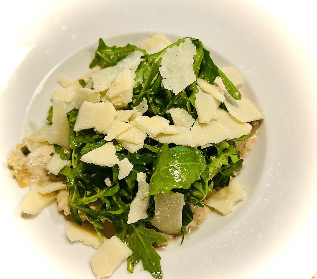 Ravioli gefüllt mit Gorgonzola in Mascarponesoße mit Birnen und Walnüssen 