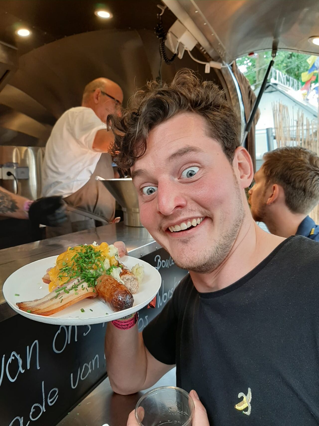 Een blije pukkelpopganger met een bordje boerenkost van 
