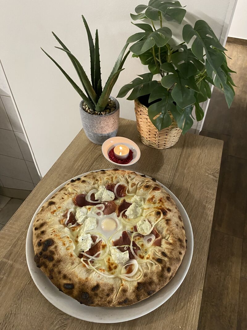 Pizza Carbonara Bord Fourrée à la mozzarella