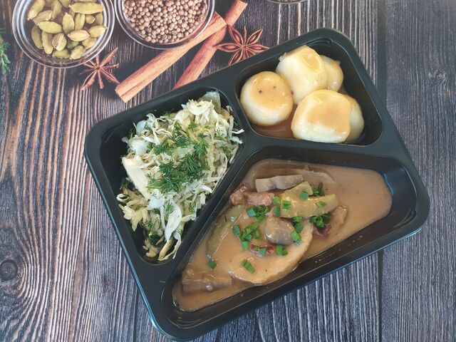 Zestaw schab w sosie myśliwskim, kluski, kapusta biała z koperkiem.