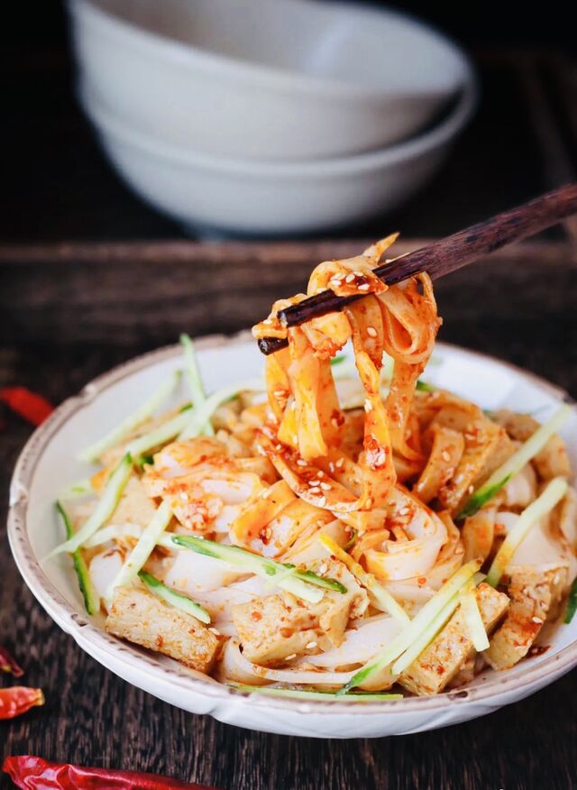 Pâtes froides à la sauce maison 