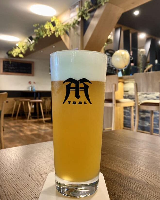 La NEIPA, une magnifique New England IPA extrêmement houblonnée aux arômes de fruits exotiques et de fleurs.