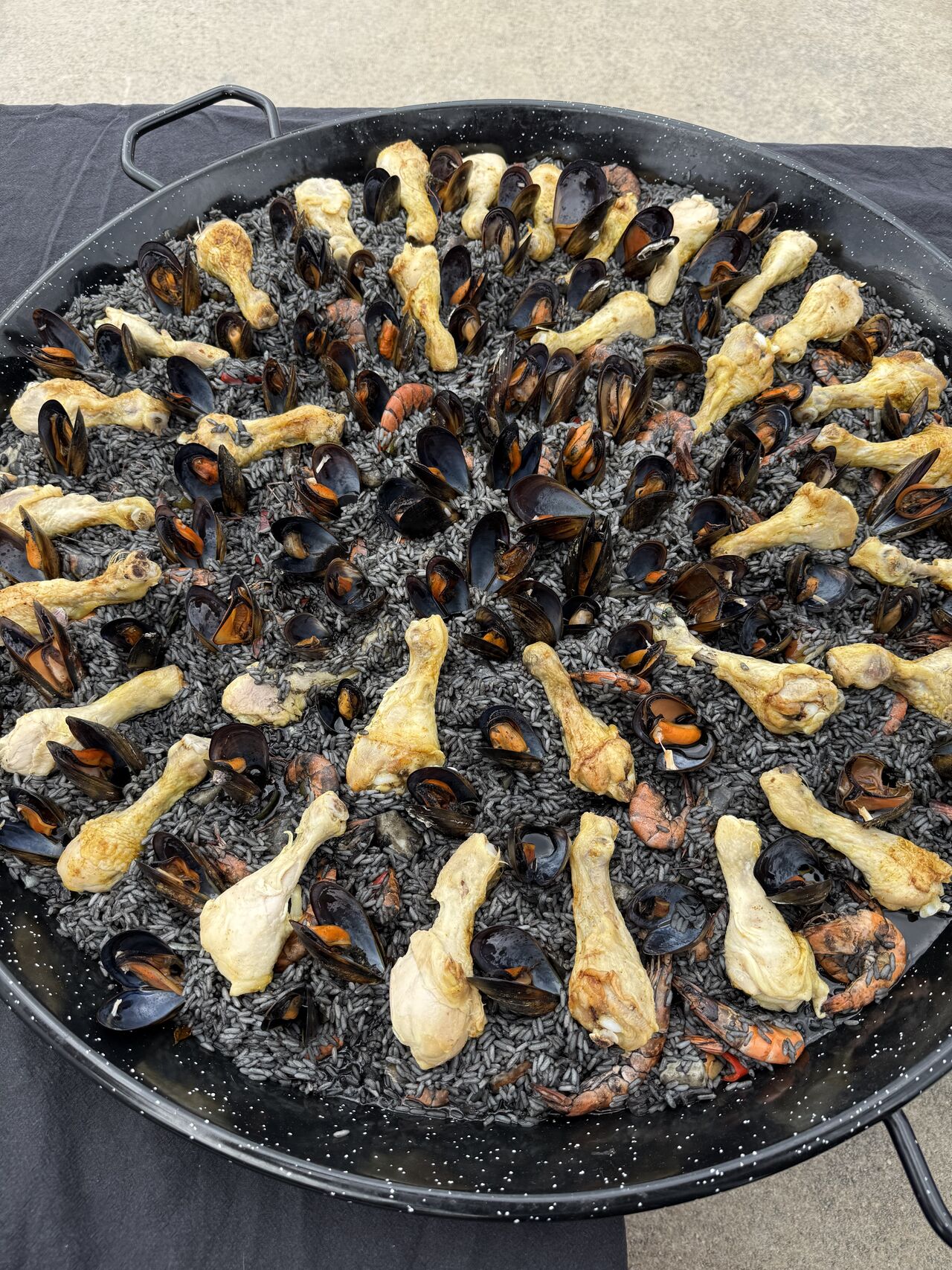 Paella à l’encre de seiche