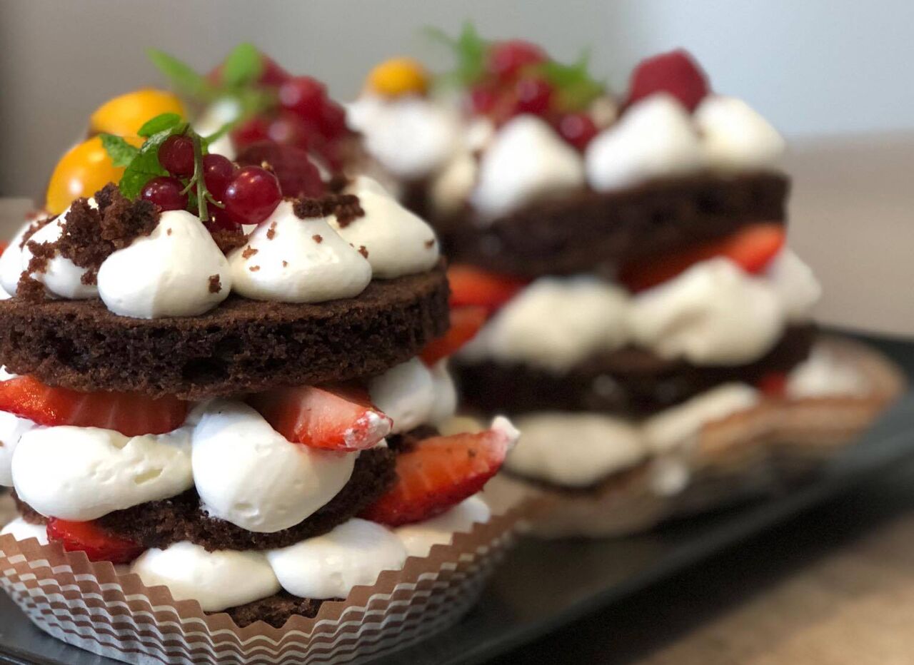 Camadas de Chocolate com Morango e Chantilly