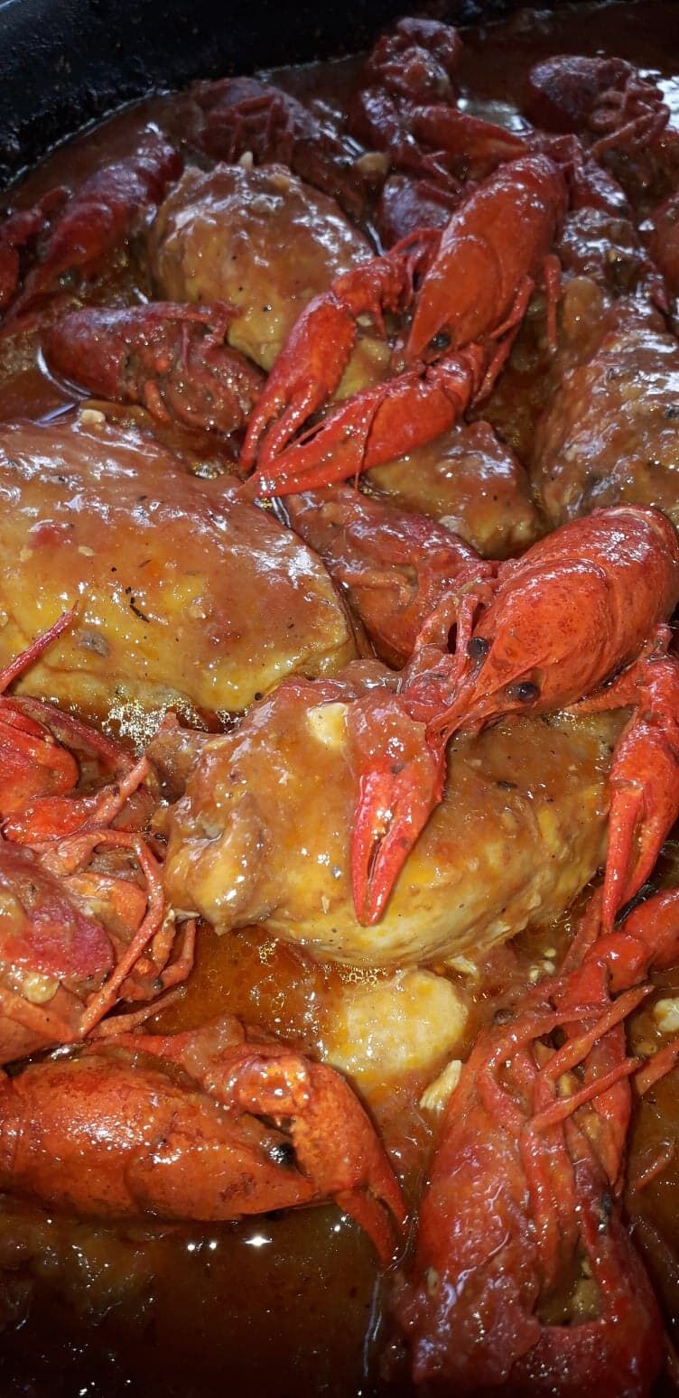 POULET AUX ECREVISSES + RIZ :12€ la part Poulet, écrevisses, tomates, bisque de homard, oignons...