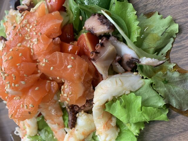 Insalata con tartare di salmone crudo,gamberi cotti,polipo bollito,misticanza e pomodorini