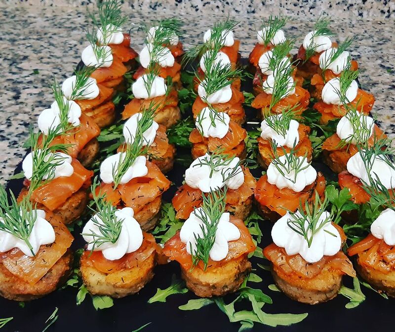 Hausgebeizter Lachs auf gebratenem Kartoffeltaler mit Dill - Meerrettichhaube