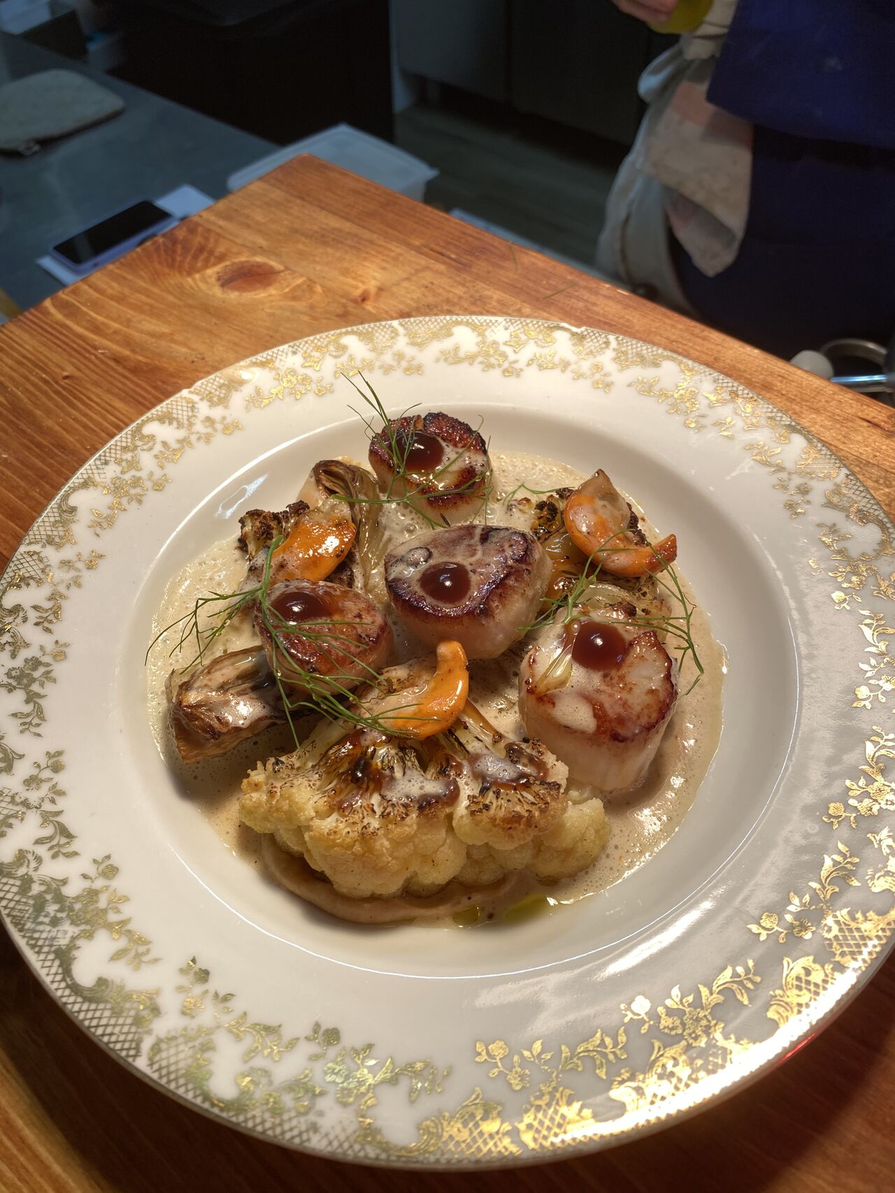 Saint jacques snackeés, choux fleur rôti et crémeux, sauce noilly prat