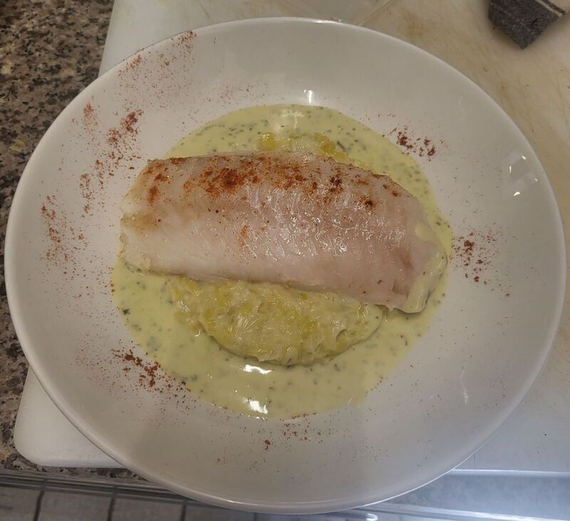 Dos de cabillaud crème de basilic fumé et fondue de poireaux