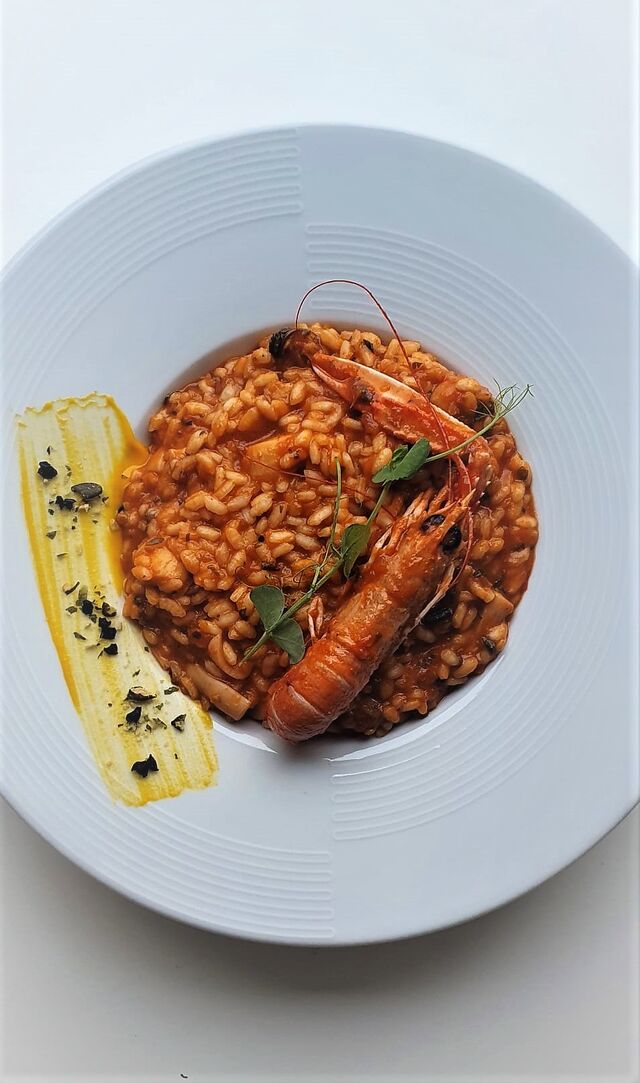 Rižoto s kozicama, češnjakom i bijelim vinom /
Risotto with shrimps, garlic and white wine
