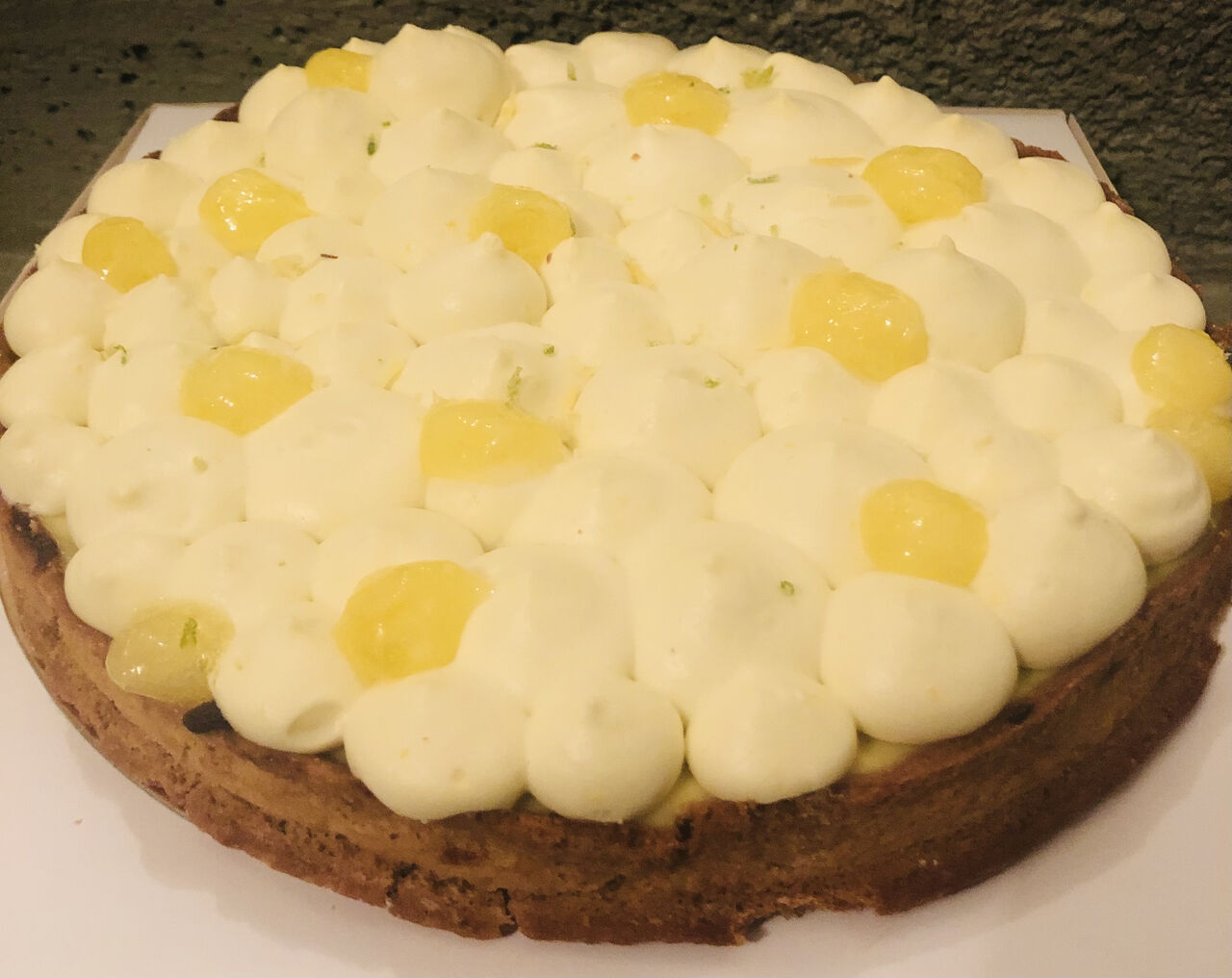 Tarte au citron
Pâte sablée, crème d’amande au citron, Crémeux et confit de citron le tout poché mousse citron
6 parts 30€