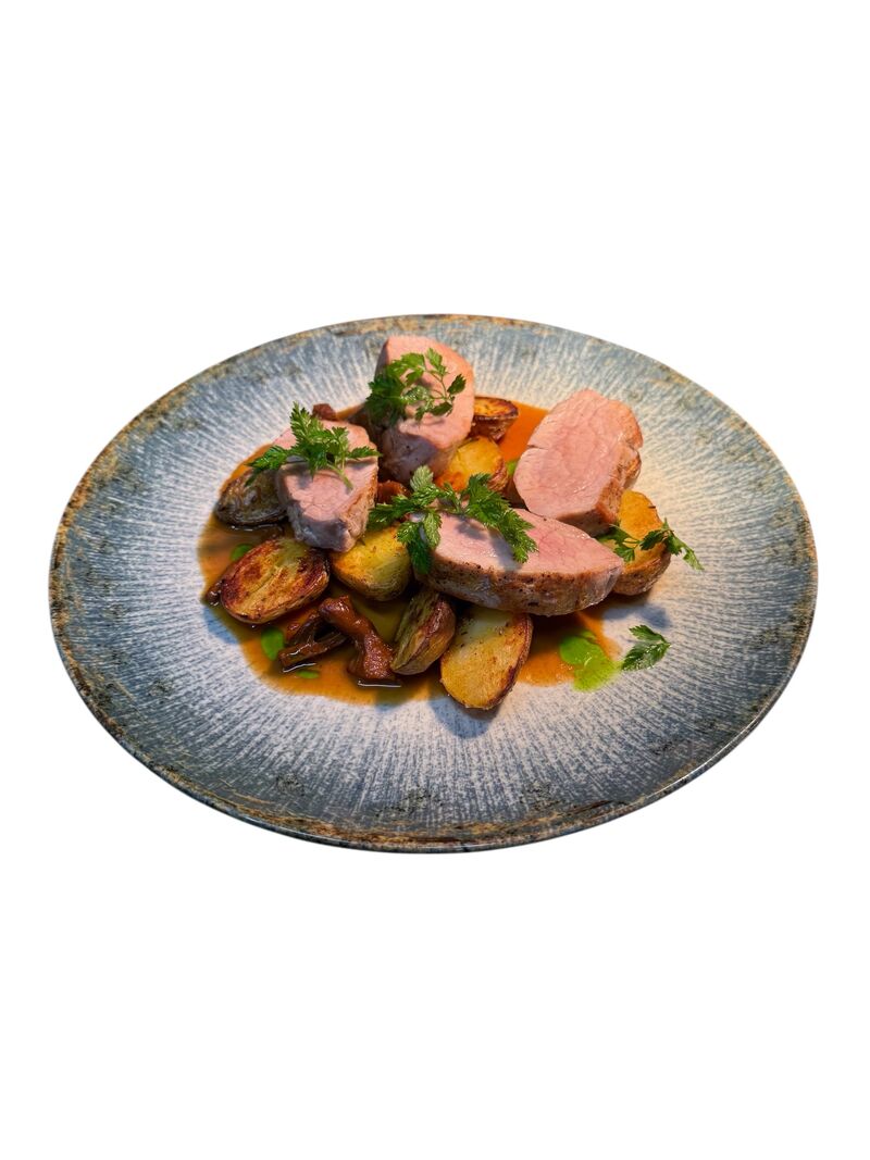 Medailonky z vepřové panenky, lišková omáčka, brambory grenaille 