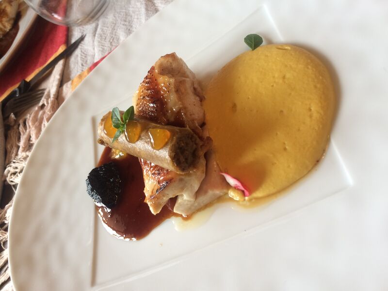 suprême de volaille, crème de mais, ail noir, gelée de fruit de passion
(une recette d'Alexandre Mazzia)