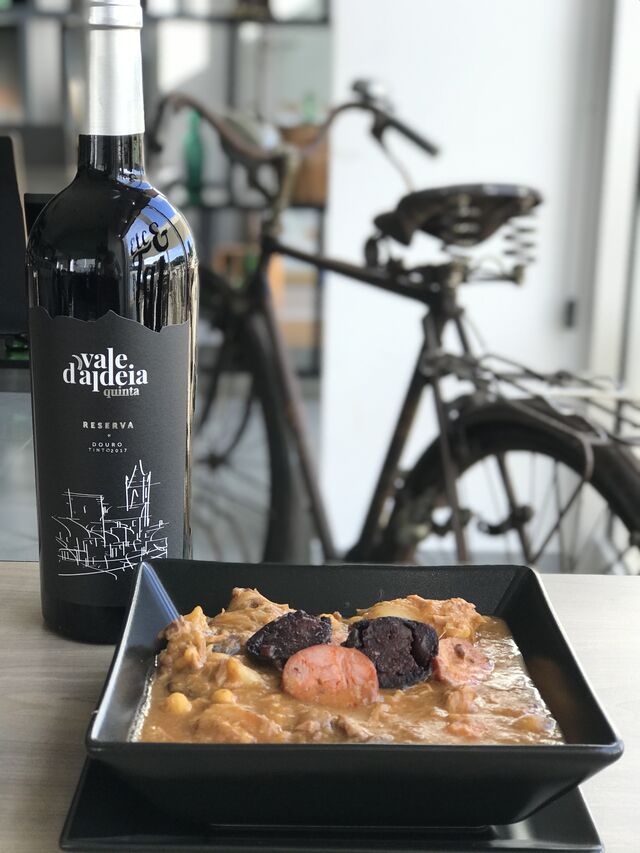 A Cachupa tem um acompanhamento de excelência Vale D’Aldeia Reserva.