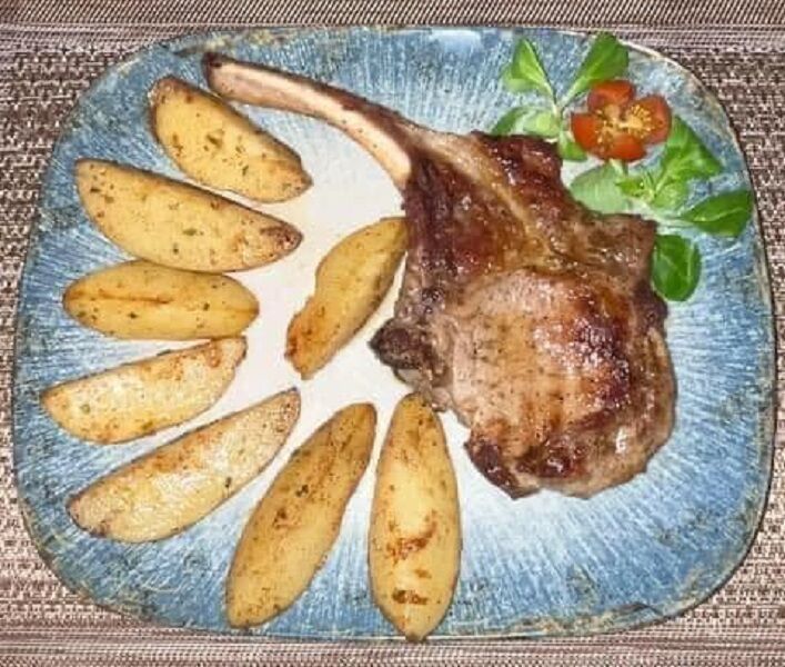 Cotlet de Porc cu Cartofi Copti Picanti