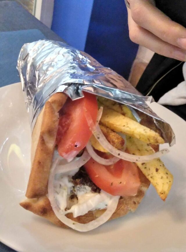 Suvlakia: pan de pita con tomate, cebolla, patatas fritas y tzatziki.
Suvlaki 1)pollo; 2) cerdo 3) bifteki=burger 