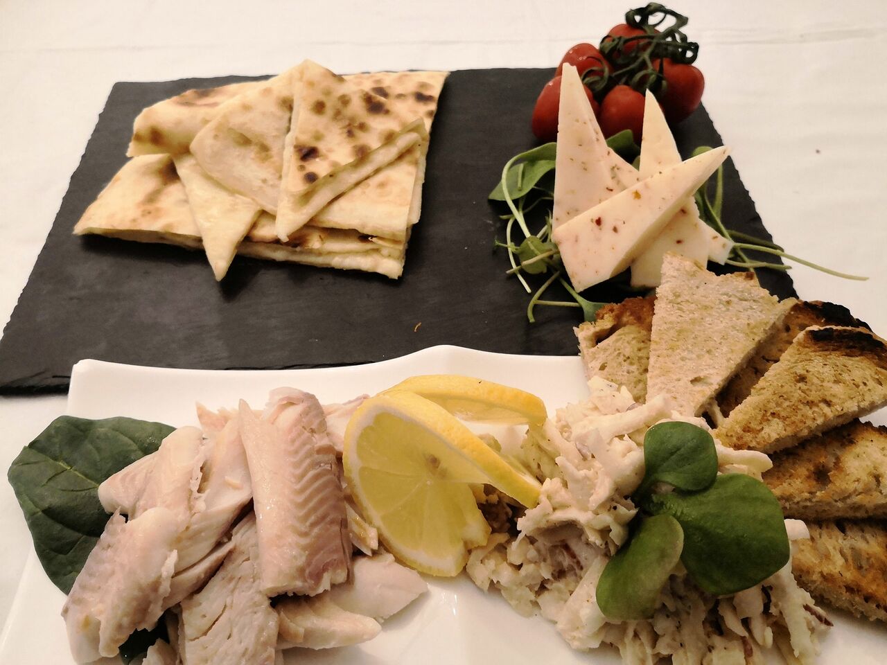 Salată Waldorf, păstrăv afumat de la Laița, brânză maturată cu ardei iute de la Remetea, sălățica minerului de la Bioferma Albas