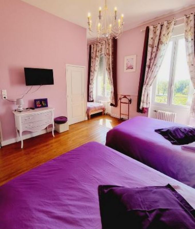 Chambre Parme de 26 m² à l'étage avec 2 lits en 140x190. Salle d'eau avec douche 80x80 et WC privatif. TV écran plat.
