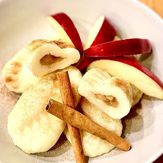 Tvarohové pirohy s jablkem a se skořicí /420g / 86,-Kč