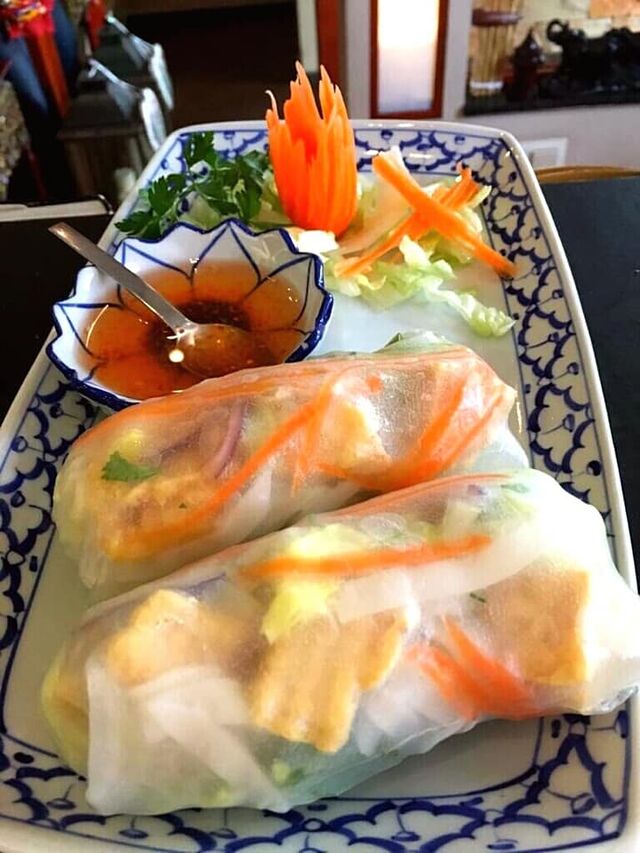 Yor Dib - Reispapierrollen gefüllt mit Gemüse, Minze, Koriander und Reisnudeln mit knusprig mariniertem Tofu