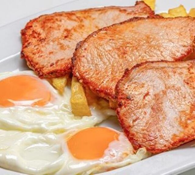 Lomo Adobado Plato combinado + Patatas + Huevos fritos