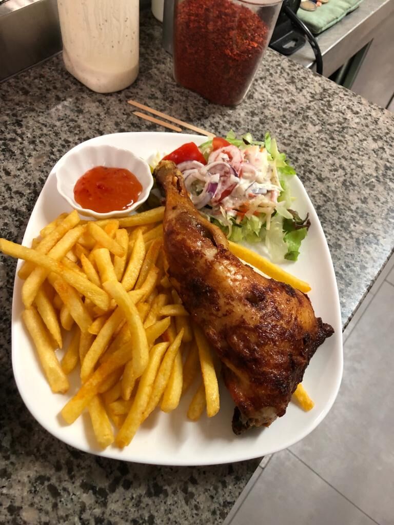 Hähnchenschlägel mit Pommes und Salat