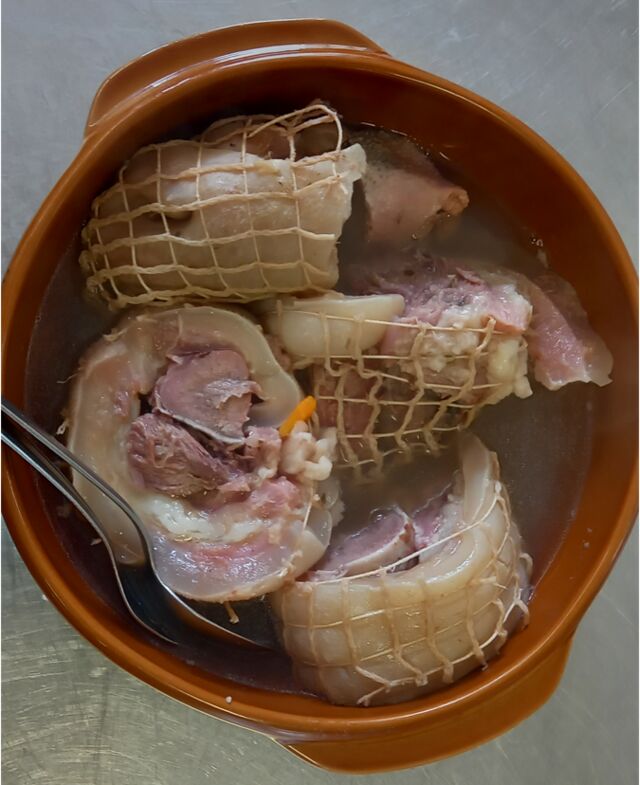 Tête de veau, pomme de terre vapeur
aux deux sauces ( gribiche / vinaigrette moutardé au cerfeuil)