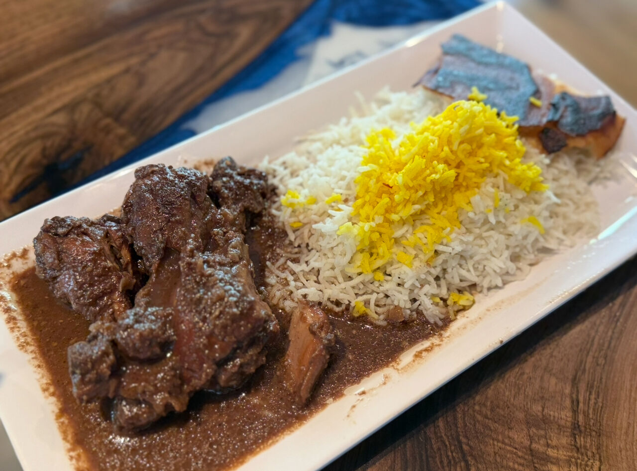 Hähnchenkeule in Granatapfel- Wallnusssoße, dazu Safranreis