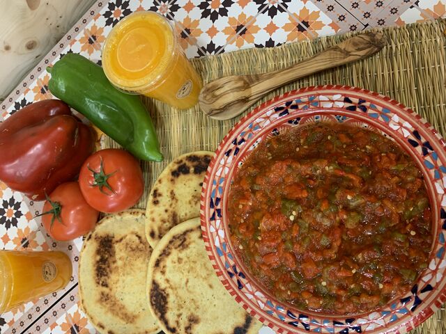 Notre entrée Hmiss et Aghrom
Compotée de poivrons tomates grillé et écrasé à l’huile d’olive et sa galette de semoule de blé !