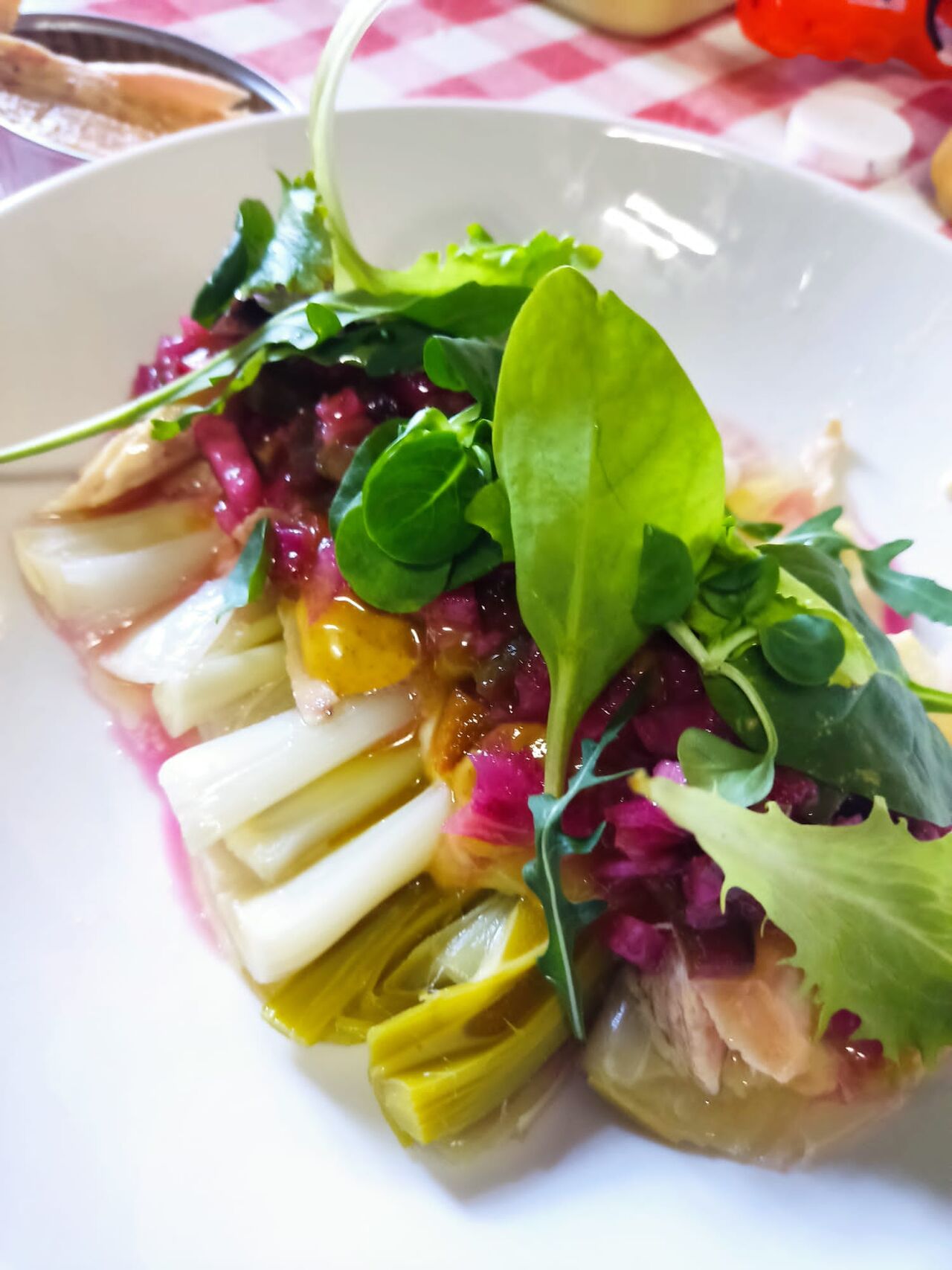 Puerros, Ventresca de Bonito y vinagreta de Manzana
