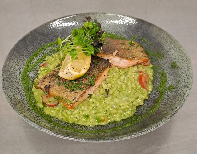 Gebratenes Lachsforellenfilet mit Basilikum-Tomatenrisotto