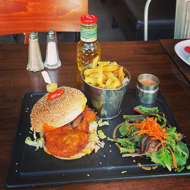 Notre burger poulet accompagné de ces frites maison et de sa sauce cocktails