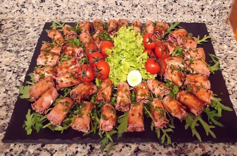 Roastbeefröllchen rosa gebraten mit einer Balsamico - Kräutercreme und gerauchter Barbecueglasur