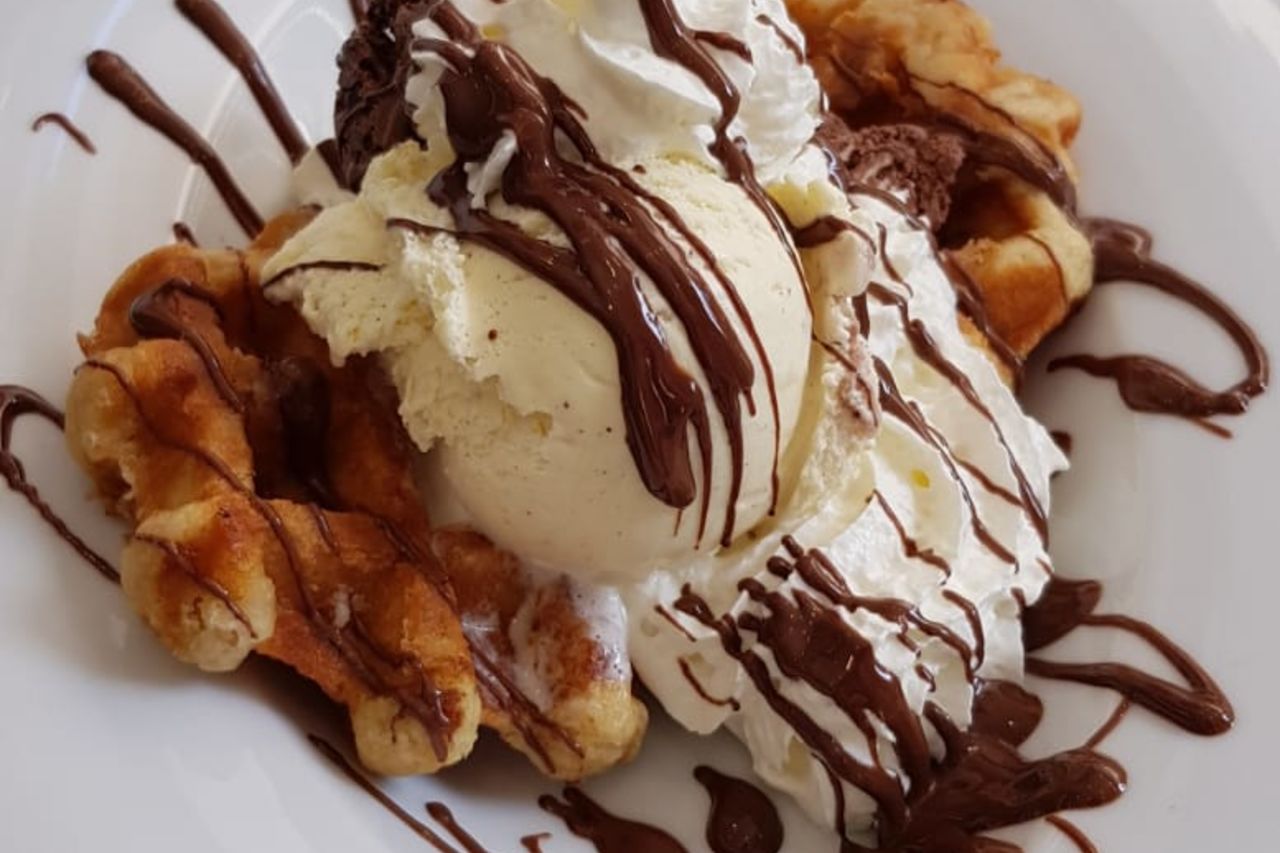 GOFRE CON NATA Y CHOCOLATE