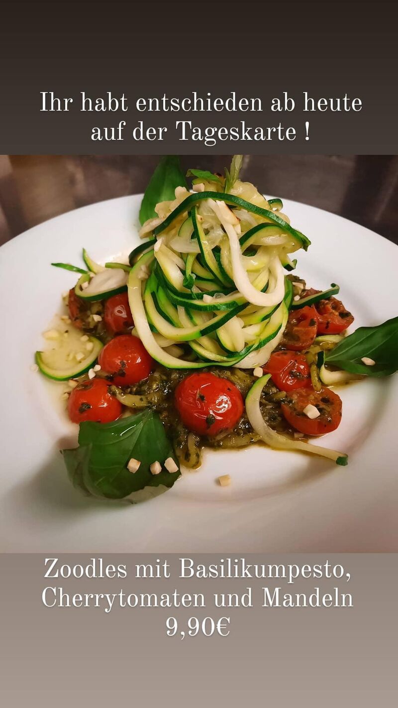 Zoodles mit Basilikumpesto, Cherrytomaten und Mandeln