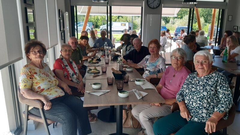 Groupe de 12 personnes