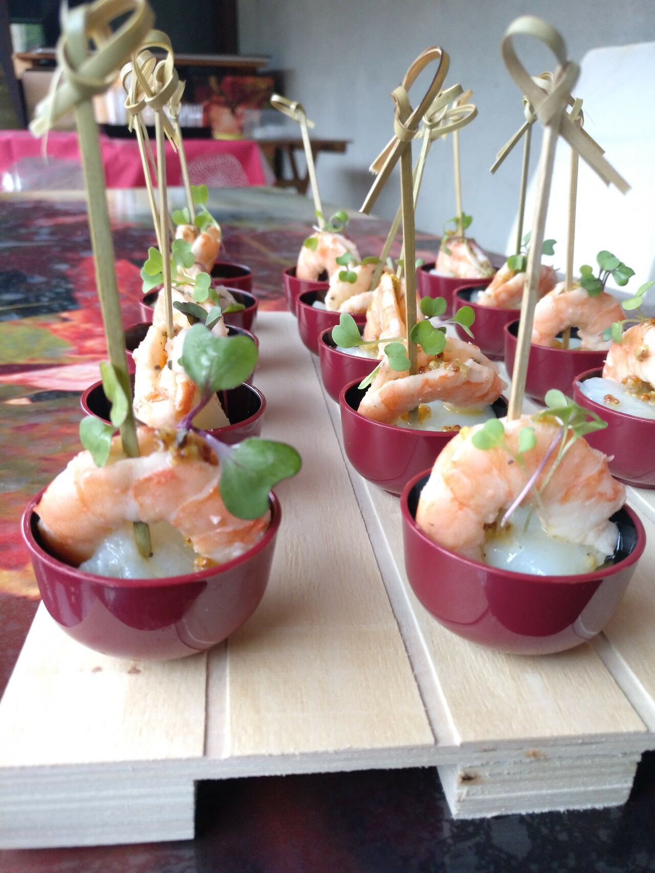 Brocheta de bacalao marinado, langostino y vinagreta de cítricos