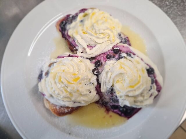 Böhmische Liwanzen mit Blaubeeren, Quark und Sahne