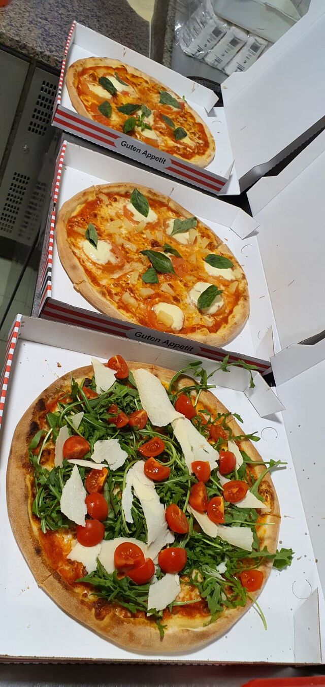 Mozzarella Pizza und Rucola Pizza, mit Cherrytomaten und Parmesan.