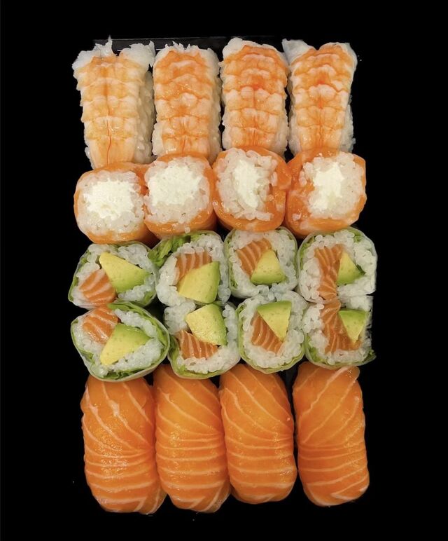 M2 ( 4 sushis crevette, 4 sushis saumon, 4 rolls and cheese, 8 verde maki saumon avocat ) 