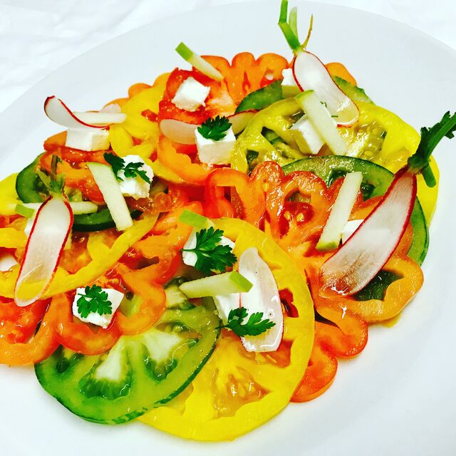 Salade de tomates anciennes, fêta, huile de basilic