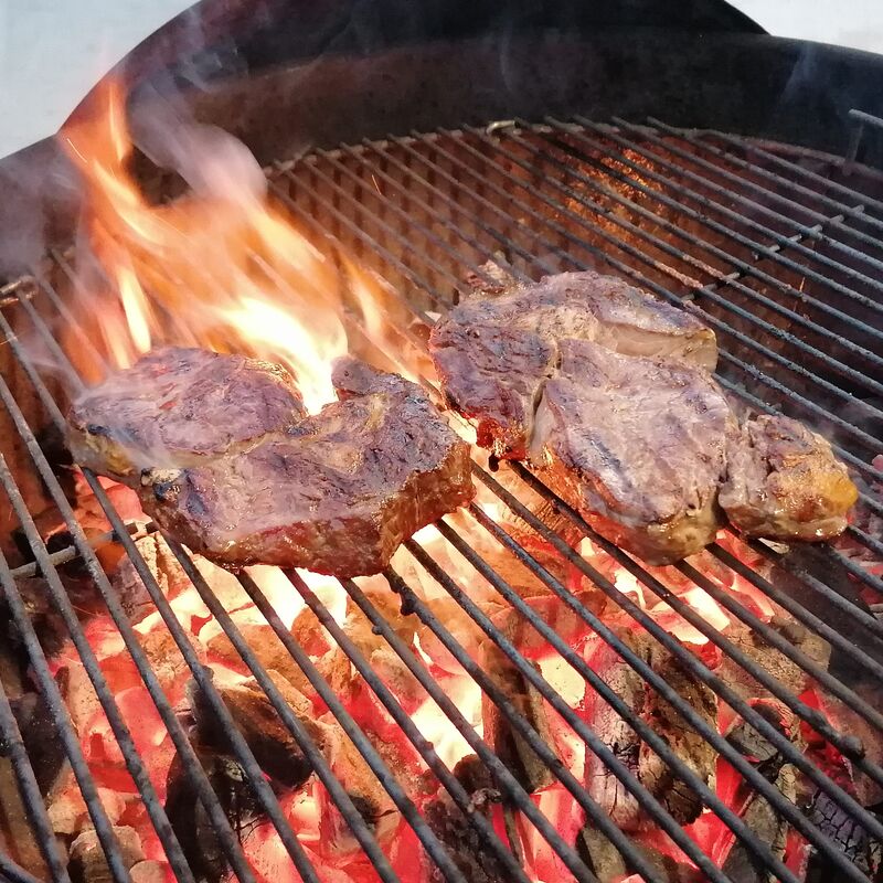 Das finishing bestimmter Steaks auf Holzkohle