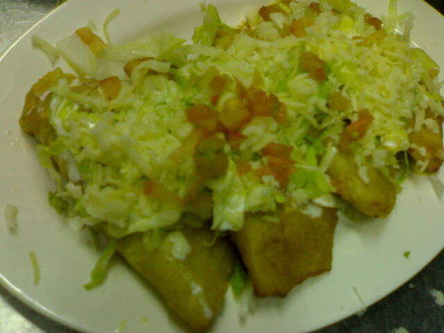 varieda de molotes rellenos de cuitlacoche o gallina o chorizo 