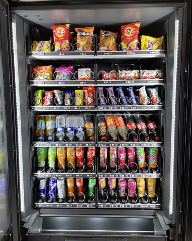 Distributeur automatique de boissons et snacks 