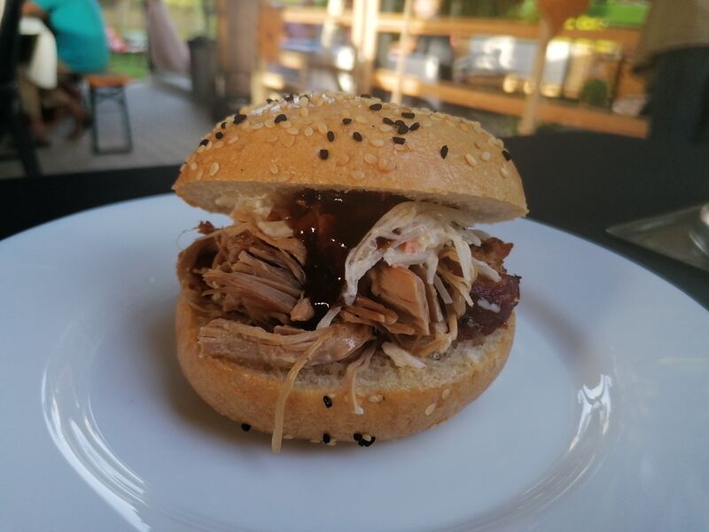 Pulled Pork Burger mit Krautsalat und BBQ-Soße