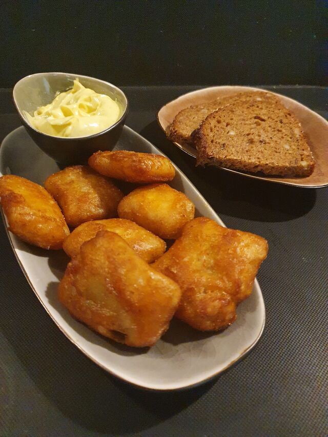 Kibbeling mit CurryMajo und Brot
