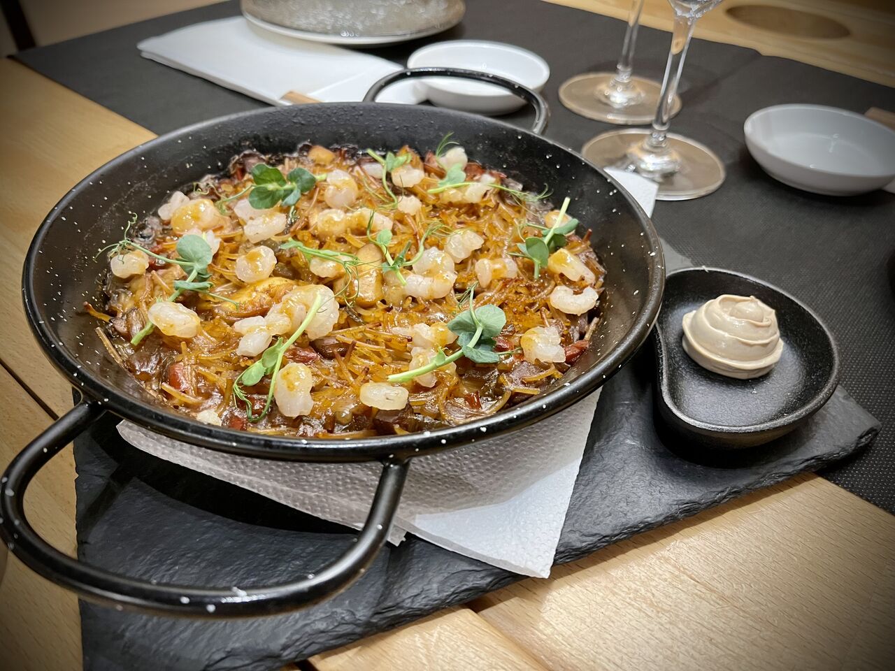 Fideuà de marisc amb all i oli de all negre